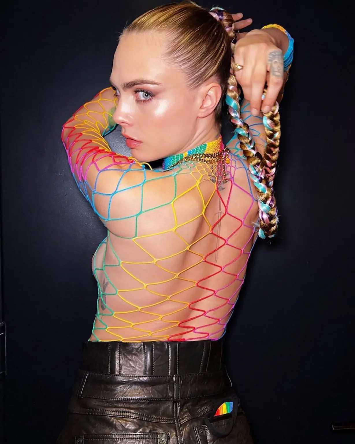 Cara Delevingne posou com as cores da bandeira LGBTQIAPN+ em 2022 Reprodução/Instagram