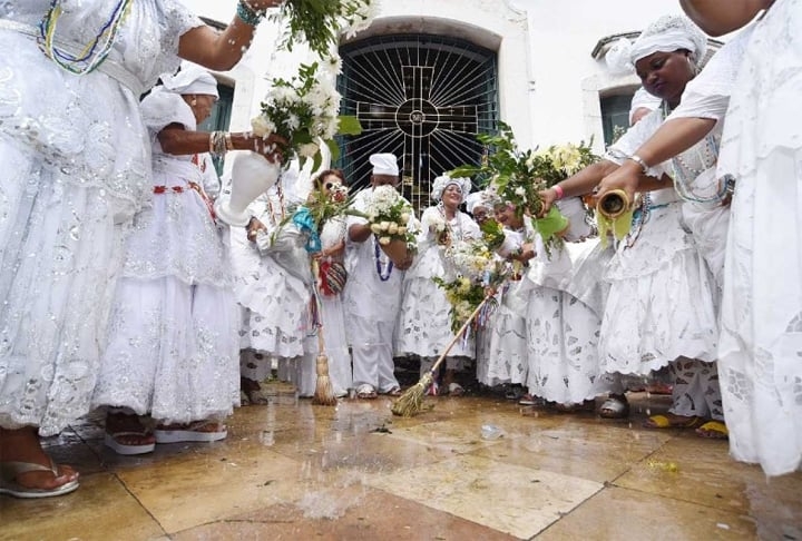 A festa combina elementos religiosos com manifestações culturais, como danças, músicas, comidas típicas e o famoso cortejo da Lavagem do Bonfim, onde as escadarias da igreja são lavadas com água de cheiro pelas baianas vestidas de branco. Reprodução: Flipar