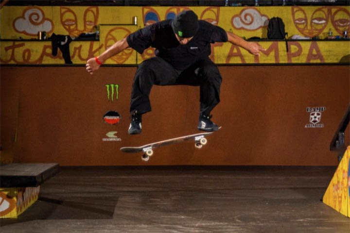 Com o nome de “sidewalk surfing” (surf de calçada), a atividade começou a ganhar adeptos em outras localidades americanas e foi rebatizada de “skateboard”.

 Reprodução: Flipar
