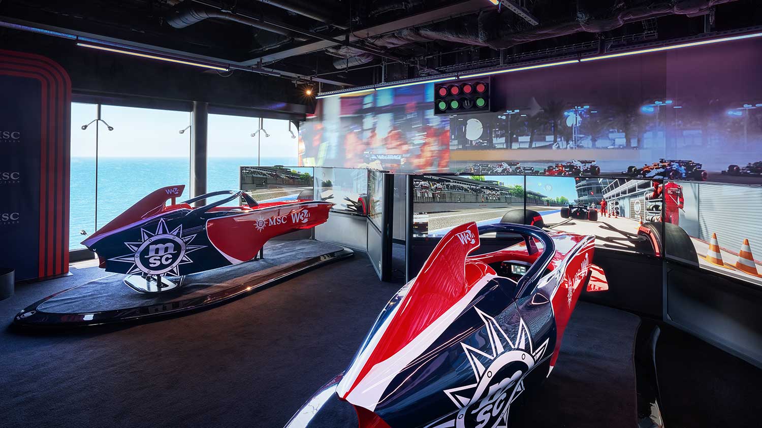 O Formula Racer está dentro da sala de jogos e é um simulador virtual de corrida de carros. Foto: Divulgação/MSC