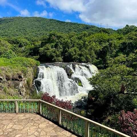 A posição geográfica da cidade, próxima à divisa com São Paulo e situada em uma região de relevo montanhoso, influencia diretamente o seu clima, caracterizado por temperaturas agradáveis durante todo o ano. Reprodução: Flipar