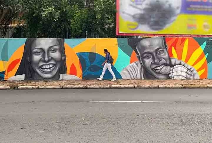 Aracê também grafitou os semblantes das jogadoras de futebol Bia Zaneratto e Luciana. O desenho das atletas foi feito no muro da Escola Técnica Estadual (ETEC) da cidade paulista. Reprodução: Flipar
