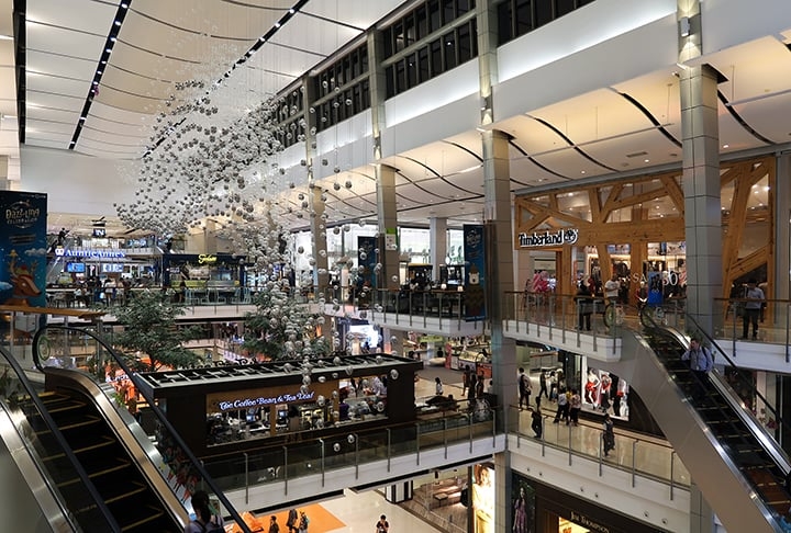 Com a obra, houve ampliação do shopping, que passou a abranger 600 lojas, um centro de convenções, um estacionamento subterrâneo para sete mil carros, hotel 5 estrelas e opções de lazer como pista de patinação no gelo.  Reprodução: Flipar