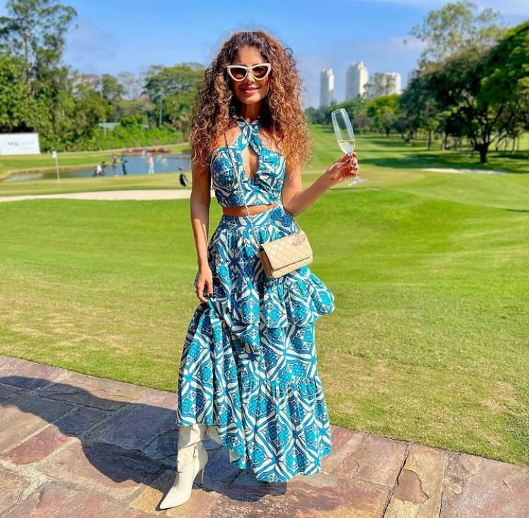 De saia e cropped estampados e uma bota branca, a artista marcou presença em um almoço no Golf Club de São Paulo e publicou o modelito nas redes sociais.
