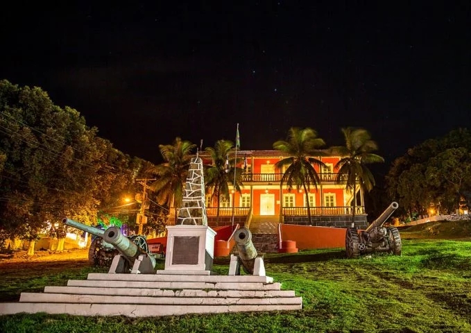 A sede da Administração-Geral de Fernando de Noronha fica no Palácio de São Miguel, um imóvel em estilo colonial erguido em 1948. Reprodução: Flipar