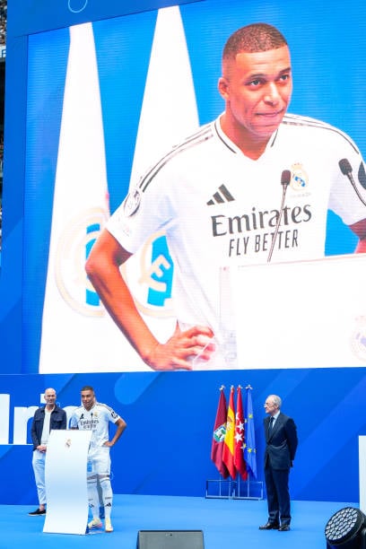 Mbappé é apresentado pelo Real Madrid  Reprodução/X