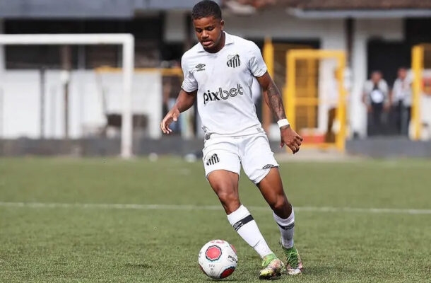 KEVYSON - Fez um bom papel defensivo, anulado as raras jogadas de ataque do Cuiabá pelo seu setor. Mas pecou por ser pouco eficaz no apoio. NOTA 6,0 - Foto: Pedro Ernesto Guerra Azevedo/Santos FC