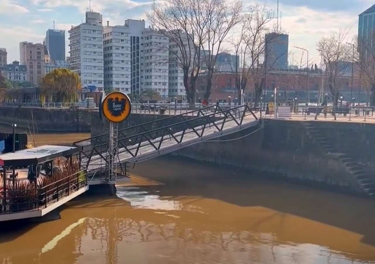 Puerto Madero - Puerto Madero é um dos bairros mais modernos e sofisticados de Buenos Aires. Desenvolvido nos anos 1990, é conhecido por seus arranha-céus, restaurantes luxuosos e o famoso Puente de la Mujer, projetado por Santiago Calatrava. Reprodução: Flipar