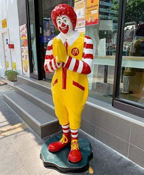 A marca investiu pesadamente em marketing, criando mascotes icônicos como Ronald McDonald e campanhas publicitárias memoráveis. Reprodução: Flipar