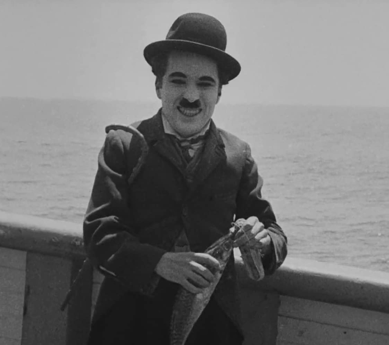 Charles Chaplin: Em 1975, o ator e diretor de cinema Charles Chaplin foi agraciado com o título de Cavaleiro Comandante do Império Britânico pela Rainha Elizabeth II. Reprodução: Flipar