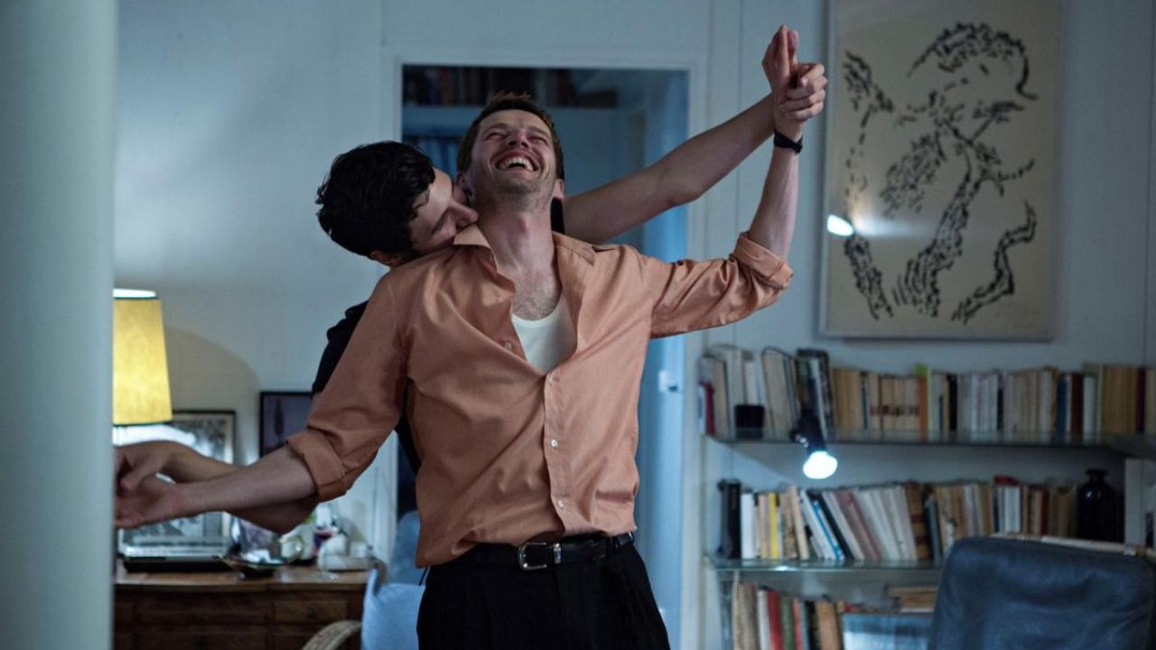 Conquistar, Amar e Viver Intensamente (2018): o filme segue o romance de Jacques, um escritor de 39 anos, e Arthur, um jovem estudante de literatura, em que eles devem enfrentar os estigmas da homossexualidade nos anos 1990 Divulgação