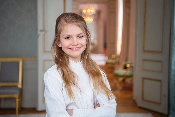 Princesa Estelle da Suécia - Filha mais velha da princesa Vitória da Suécia e do príncipe Daniel, Estelle é a segunda na linha de sucessão ao trono sueco. Com apenas 12 anos, já participa de várias cerimônias e eventos oficiais, incluindo o Dia Nacional da Suécia, consolidando seu papel na vida pública sueca. Reprodução: Flipar