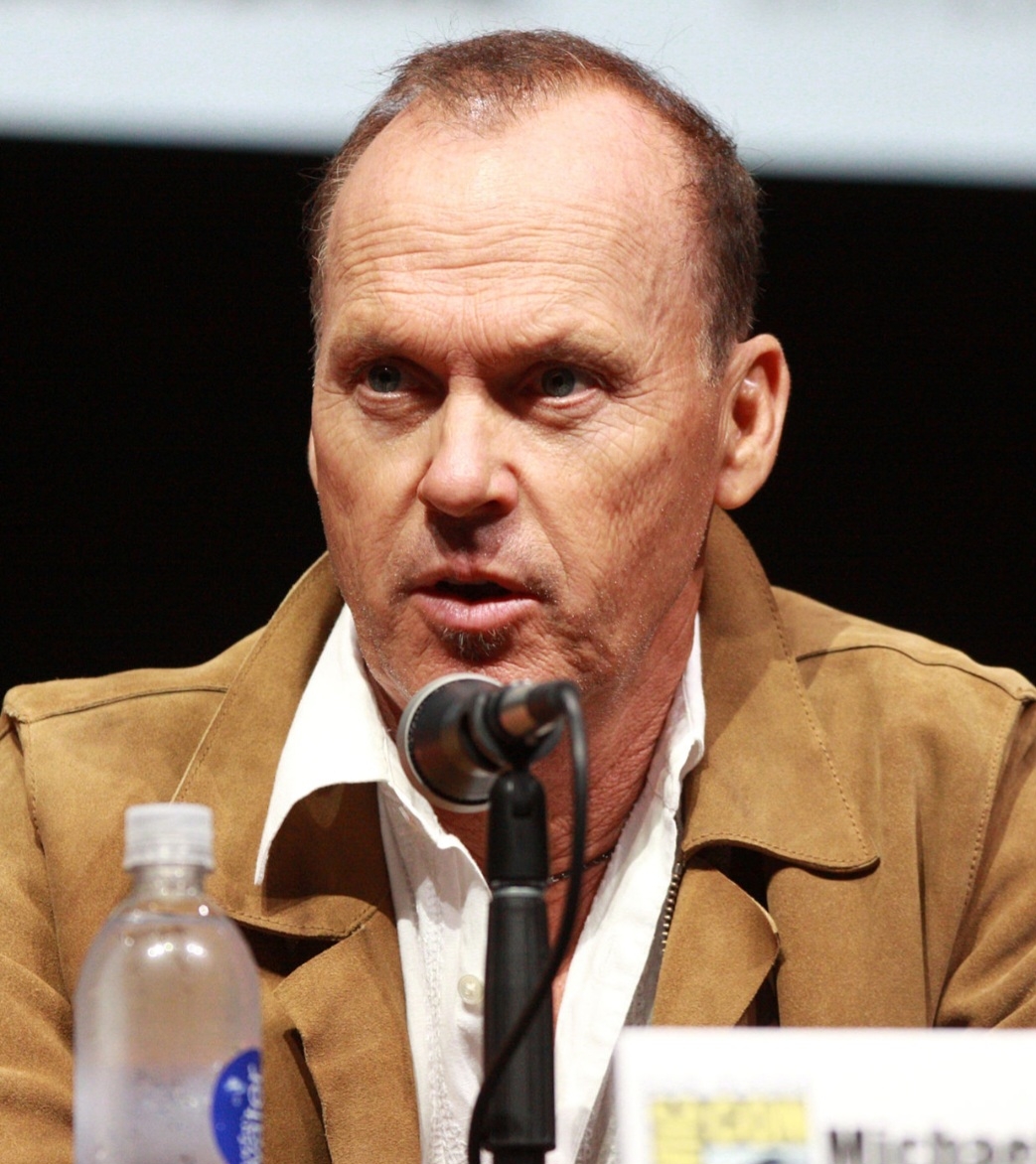 Michael Keaton, nascido em Coraopolis em 1951, se chama Michael John Douglas e queria usar o nome artístico de Michael Douglas, mas já tinha um ator com esse registro. Há boatos de que ele se inspirou na atriz Diane Keaton, mas ele já negou isso, dizendo que simplesmente gostou do som do nome.
 Reprodução: Flipar