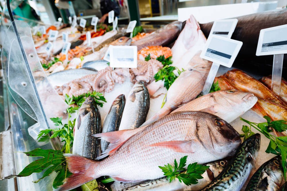 Já os peixes e crustáceos são alimentos muito sensíveis e que estragam mais rápido do que a carne e o frango. Foto: shutterstock 