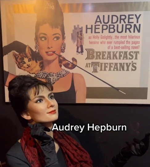 Audrey Hepburn, ao contrário, ficou mais bolachuda...  Reprodução: Flipar