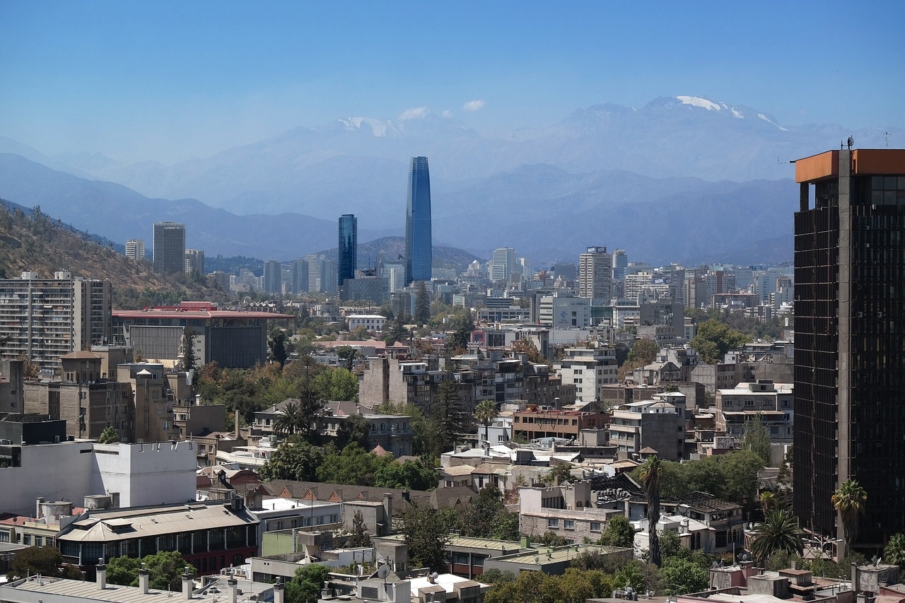 O Chile ocupa uma faixa longa e estreita entre a Cordilheira dos Andes e o Oceano Pacífico. Não faz fronteira com o Brasil.  Reprodução: Flipar