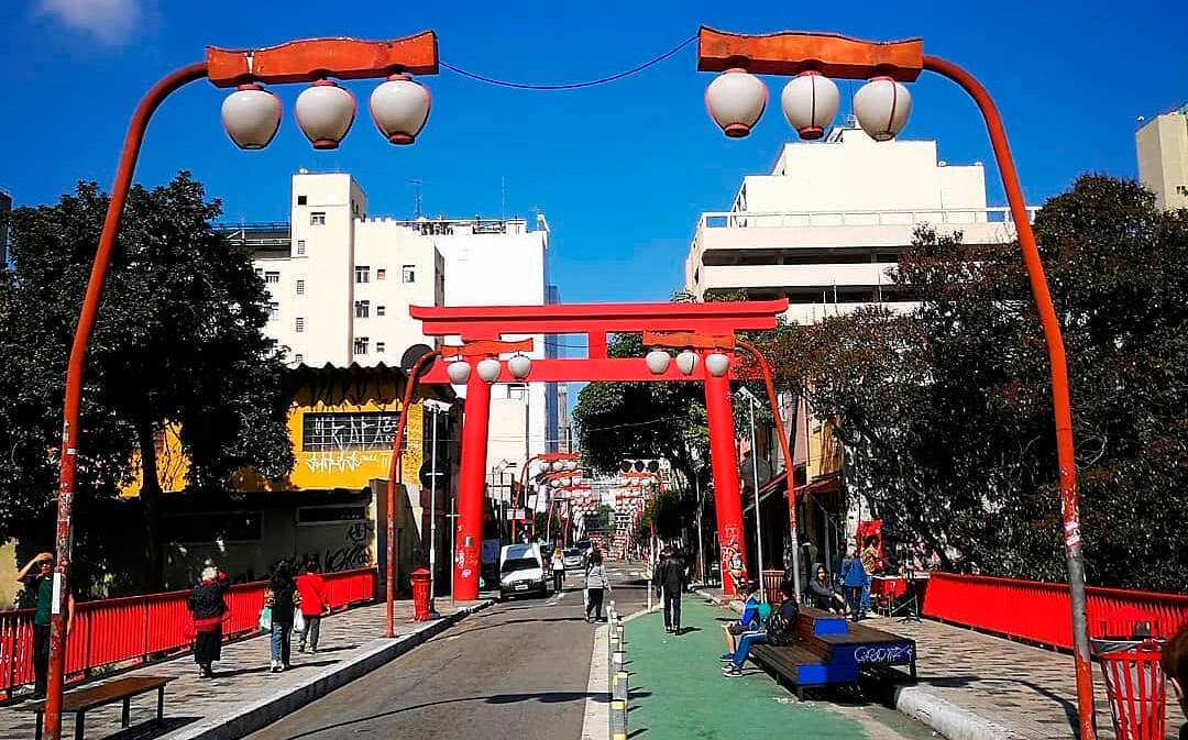 Decoração dos postes de iluminação têm características japonesas. Foto: Reprodução/Instagram