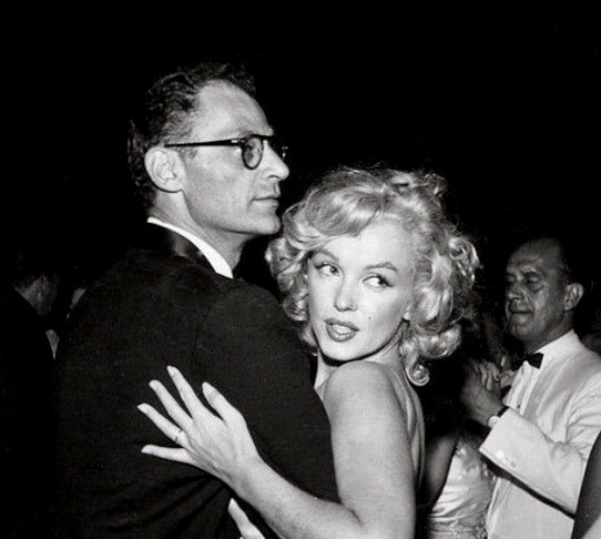 Ela foi casada com o jogador de beisebol Joe DiMaggio (1954-1955) e com o dramaturgo Arthur Miller (1956-1961 - foto) . Mas teve vários casos, com Marlon Brando e Frank Sinatra, entre outros.  Reprodução: Flipar