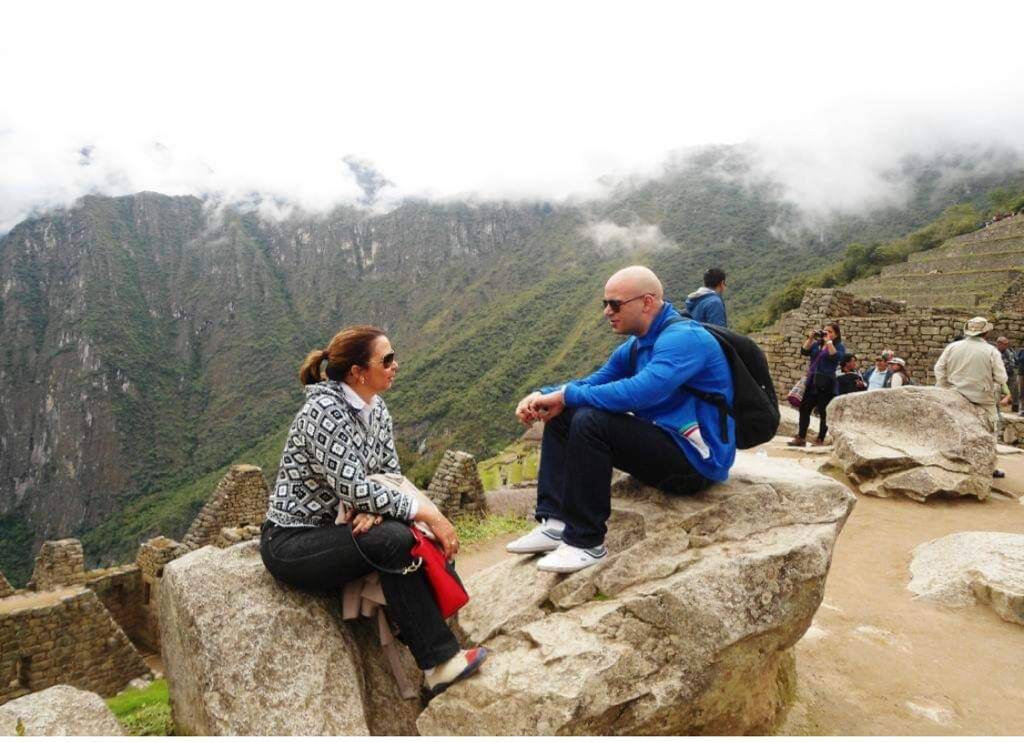 Benise e Álvaro juntos no Peru; seus óculos escuros escondem a conjuntivite que a pegou de surpresa, mas não a fez desistir da viagem. Foto: Acervo pessoal