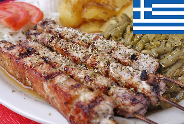 20º lugar - Souvlaki (Grécia) -  Espetos com pedaços de carne e vegetais grelhados. Pode ser servido apenas no palito, para ser comido com as mãos, em um sanduíche ou no prato. Reprodução: Flipar