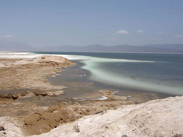 Djibouti - Localizado no Chifre da África, tem matas, formações vulcânicas, praias e um dos corpos de água mais salgados do mundo: o lago Assal (foto), abaixo do nível do mar.  Reprodução: Flipar