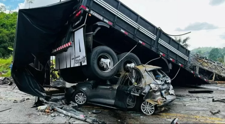 Carro de passeio entrou embaixo de carreta envolvida no acidente Divulgação do Corpo de Bombeiros