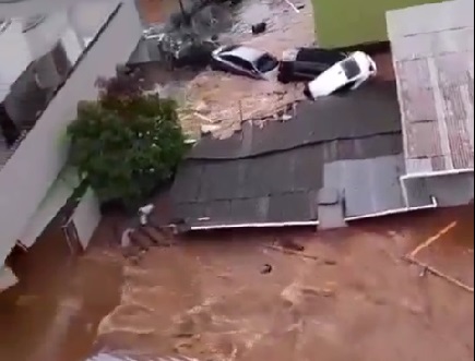 Carros e casas foram arrastados com a força da água que caiu no Rio Grande do Sul. Foto: Reprodução/redes sociais
