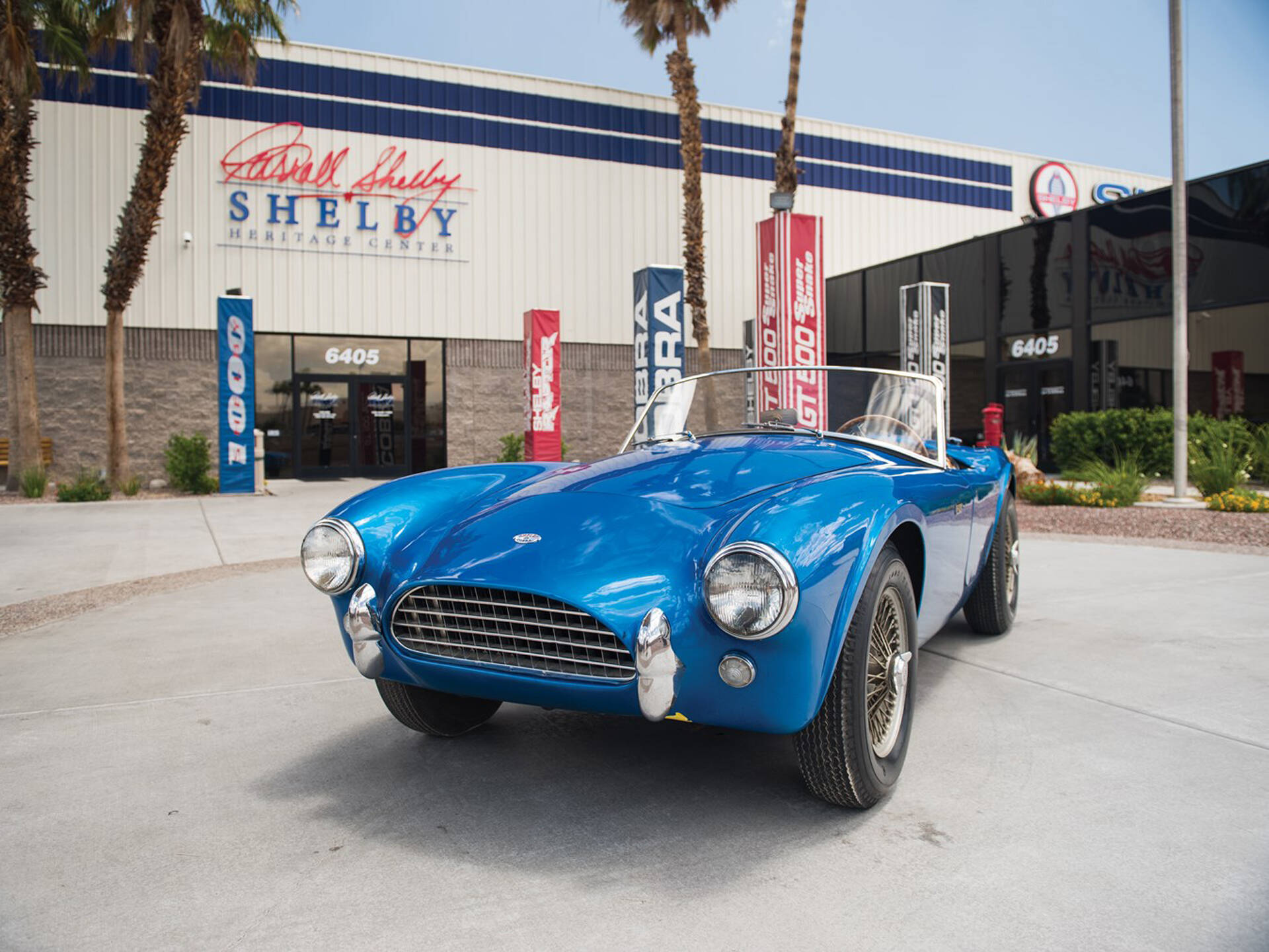 O primeiro Shelby Cobra, construído pelo próprio Carroll Shelby em 1962, quando colocou o motor 4.3 V8 da Ford dentro do pequeno AC Ace.. Foto: Divulgação/RM Auctions