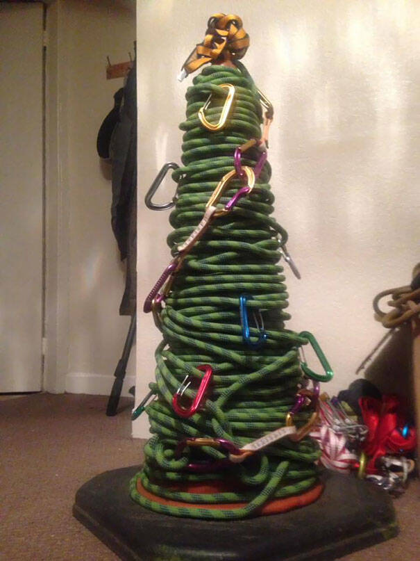 E mais uma decoração de árvore de Natal um tanto inusitada . Foto: Reprodução/Reddit