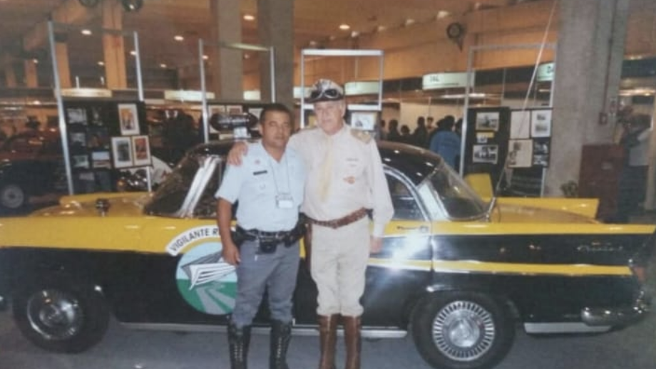 Sargento Claudemir Roque com o Vigilante Rodoviário. Foto: Reprodução/ Facebook