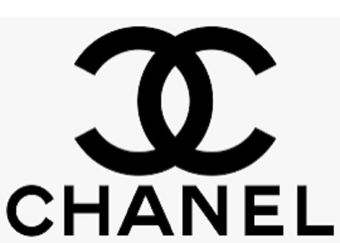 3º) Chanel: US$ 19,38 bilhões - Chanel é uma casa de moda francesa de luxo fundada em 1910 por Coco Chanel em Paris. É especializada em pronto-a-vestir feminino, produtos de luxo e acessórios e licencia seu nome e marca à Luxottica para óculos. Reprodução: Flipar