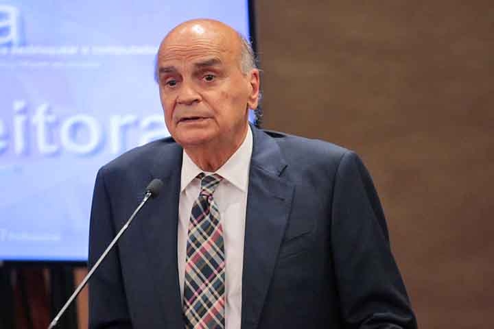 Além da oncologia, Drauzio teve papel pioneiro no Brasil nos estudos sobre a síndrome da imunodeficiência adquirida (HIV). Em 1989, iniciou um trabalho que marcaria profundamente sua trajetória ao atuar como médico voluntário no presídio do Carandiru, onde investigou a prevalência do vírus entre os detentos e desenvolveu ações de prevenção e conscientização. 
 Reprodução: Flipar