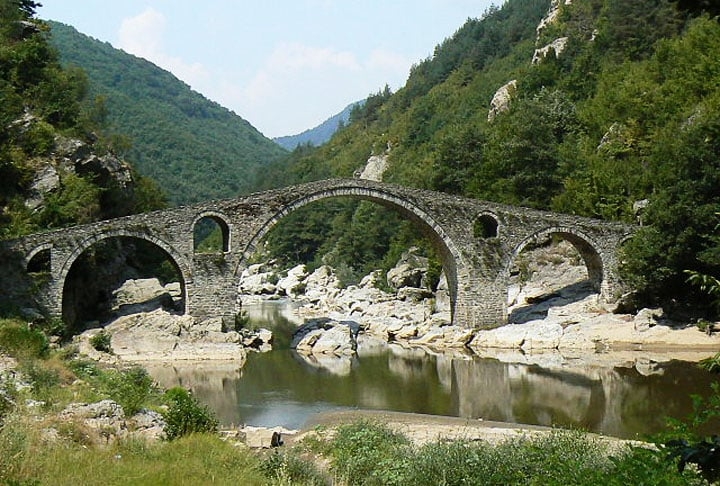 Ponte do Diabo (Bulgária) - Passa sobre o Rio Arda, em forma de arco, numa estreita garganta. Foi construída entre 1515 e 1518 pelo governo otomano.   Reprodução: Flipar