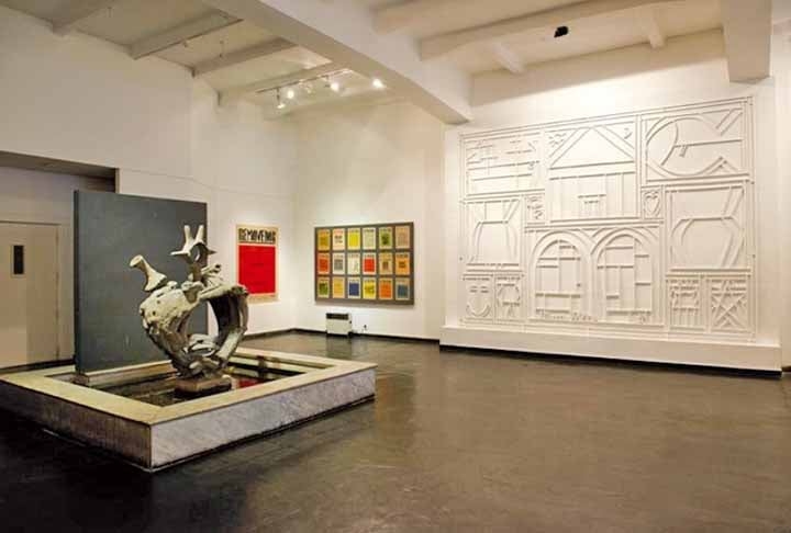 O Museu Torres Garcia possui pinturas e réplicas fotográficas do trabalho do artista visual expostas pelos quatro andares do prédio, além de exposições que homenageiam outros artistas ligados a ele. O museu fica na charmosa Rua Sarandi, localizado a poucos metros da Porta da Cidadela, na Cidade Velha. Reprodução: Flipar