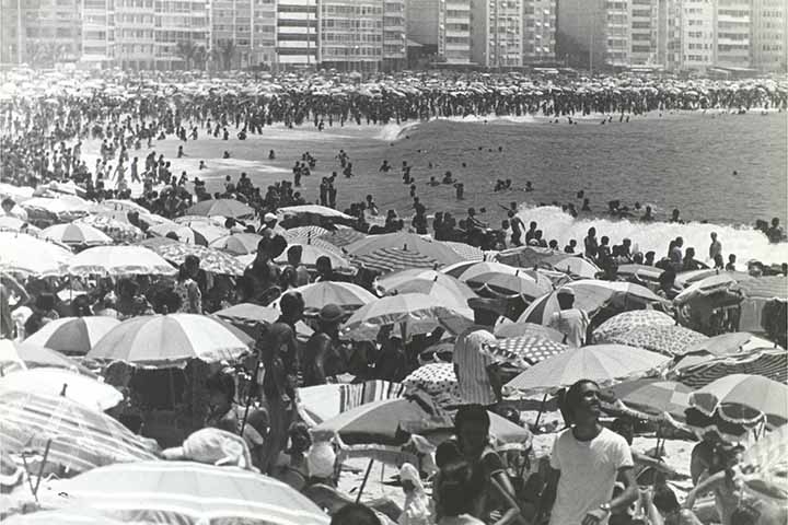 No final do século XIX e início do século XX, com o desenvolvimento de sistemas de saneamento mais avançados, as praias da cidade puderam ser limpas, adquirindo valor e tornaram-se objeto da procura pelas camadas de mais alta renda. Reprodução: Flipar