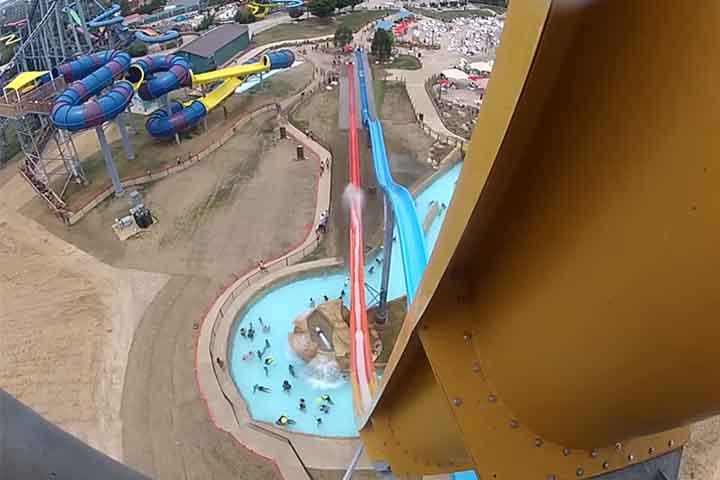 É o mais alto de inclinação de corpo da América do Norte, e o mais alto de inclinação de cápsula de parcela do mundo. São 70 graus de inclinação. E foi inaugurado com a reabertura do parque de diversões em maio de 2014. Reprodução: Flipar