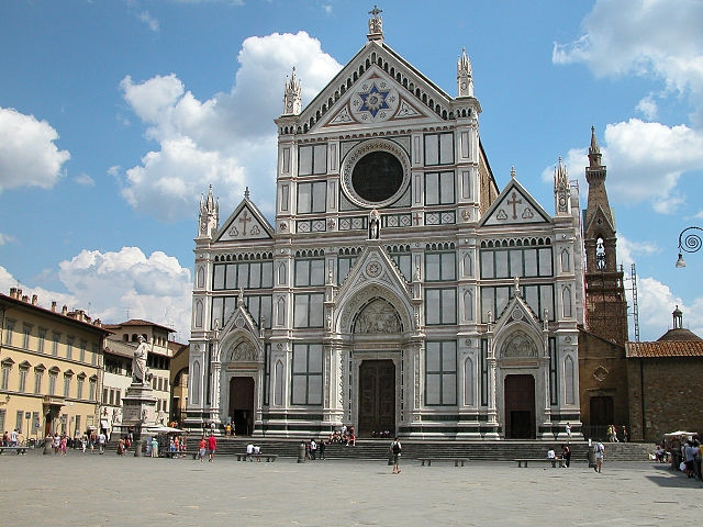 Basílica de Santa Croce (Santa Cruz) - Florença - Igreja franciscana, é uma das principais basílicas do mundo. Inaugurada em 1294. Apelidada de Panteão das Glórias Italianas porque nela estão os túmulos de ilustres italianos: Michelangelo, Galileu, Maquiavel e Rossini.  Reprodução: Flipar