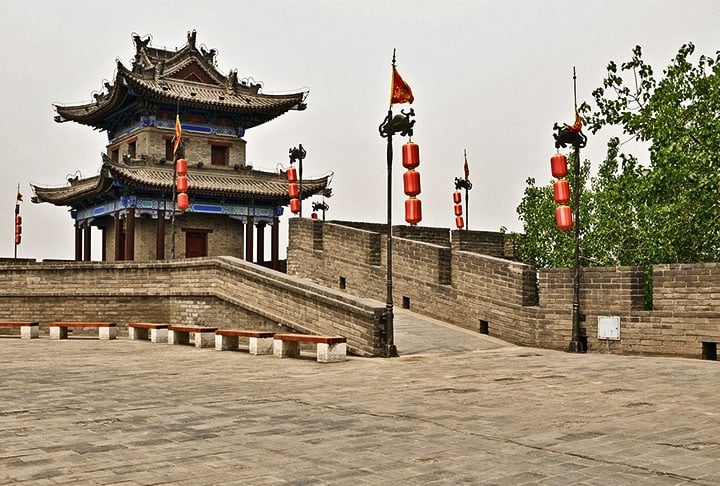 XIAM - Esta cidade no centro da China é uma das poucas restantes do período antigo. Tem uma fortaleza erguida no século 14, no decorrer da dinastia Ming, com 14 km de extensão e 12 metros de altura, contornando o centro da metrópole.