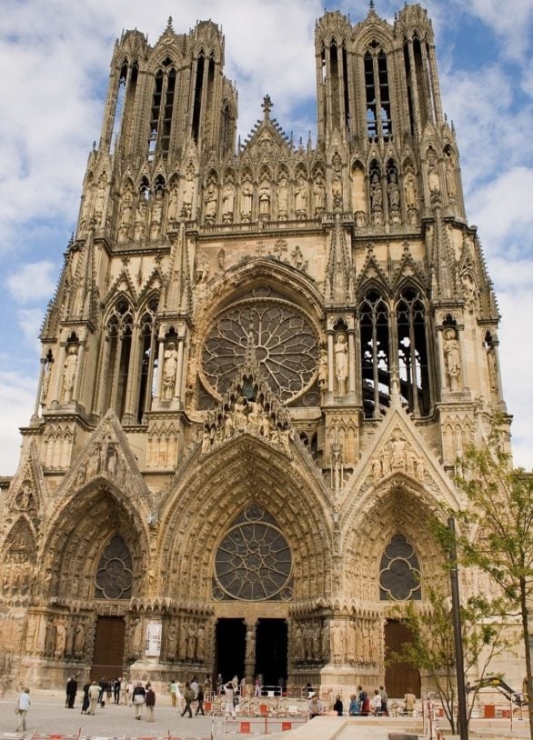 Catedral de Reims: Fica na cidade de Reims, na França. Foi construída em 1211, mas foi inaugurada somente em 1275. Junto com a de Notre Dame de Paris, a igreja forma a dupla de catedrais góticas mais importantes da França. Reprodução: Flipar