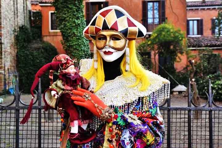 As peças da Commedia dell’Arte costumavam ter um intervalo recheado por espetáculos de acrobacia e encenações satíricas. 
 Reprodução: Flipar