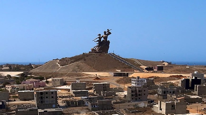 Monumento da Renascença Africana (Senegal) - 49m - Fica na cidade de Dakar. Feita de bronze. Construída em 2008.  Reprodução: Flipar