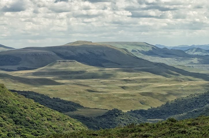 Outros exemplos incluem as rochas basálticas da Bacia do Paraná, como as do Parque Nacional de São Joaquim (SC). Atualmente, não há vulcões ativos no país.

 Reprodução: Flipar