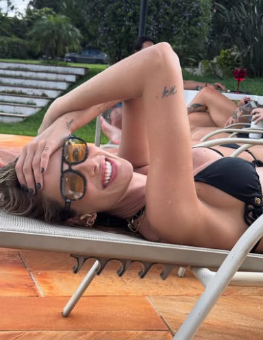 Yasmin Brunet sorri enquanto renova bronzeado Reprodução Instagram - 25.11.2024