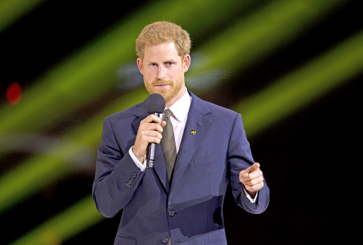 O afastamento de Harry da Família Real vem desde 2020, quando ele renunciou a seus títulos reais. No entanto, ele segue com o título de príncipe, além de compor a linha sucessória, por direito de nascimento.
 Reprodução: Flipar