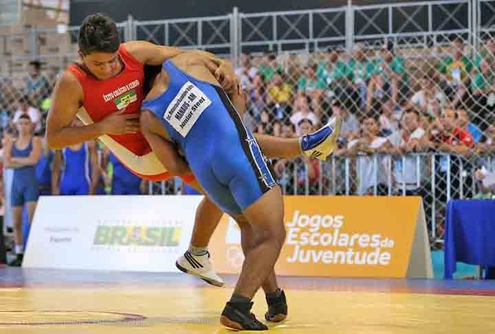 É um esporte olímpico que requer força, agilidade e habilidades técnicas específicas. O russo Aleksandr Karelin é considerado o maior lutador de luta greco-romana de todos os tempos, com medalhas e títulos conquistados ao longo da carreira. Reprodução: Flipar