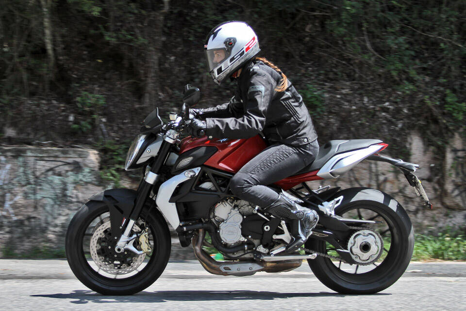 A MV Agusta Brutale 800 é mesmo bruta, e despeja sua força prontamente ao encostarmos no acelerador eletrônico ride-by-wire. Foto: Karina Simões