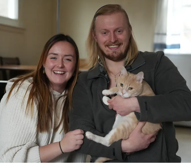 Catherine e Andrew são os novos tutores de Bruno e se afeiçoaram ao felino quando o viram, antes de ele se tornar um gato famoso. Foto: Divulgação/Northjersey