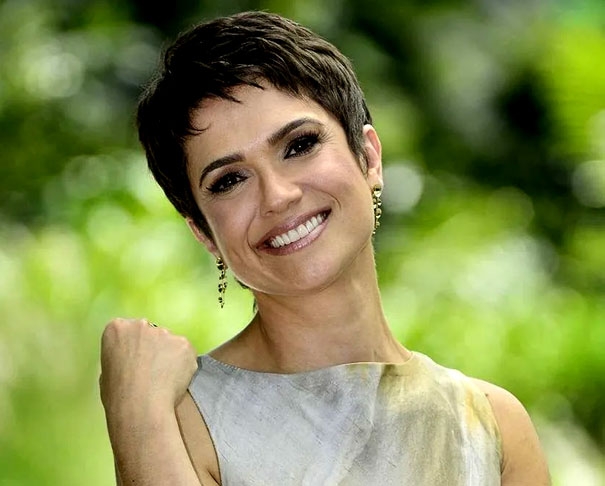 Sandra Annenberg é jornalista e apresentadora, nascida em São Paulo (SP) em 5 de junho de 1968. Tornou-se conhecida por sua atuação no “Jornal Hoje”, “Fantástico” e “Globo Repórter”, além de coberturas jornalísticas internacionais e premiações televisivas. Reprodução: Flipar