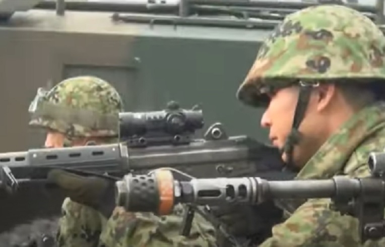 O Japão tem um exército autodefensivo, conhecido como Forças de Autodefesa. Com foco na defesa nacional e tecnologia avançada, busca melhorar a capacidade de resposta a ameaças regionais, mantendo uma forte parceria com os EUA. É o sétimo, com nota 0.1601. Reprodução: Flipar