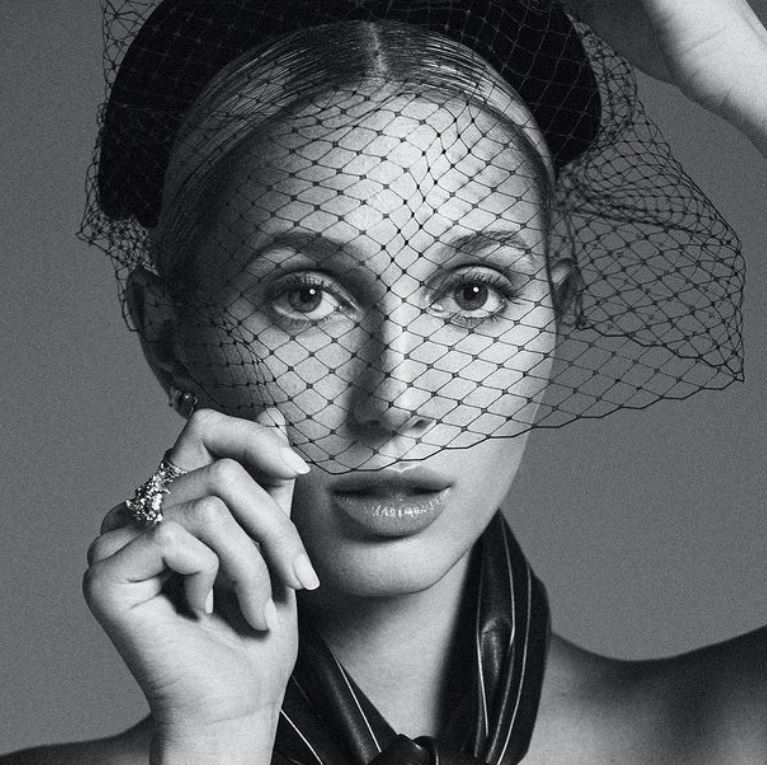 Princesa Maria-Olympia da Grécia e Dinamarca - Nascida em Nova York, Maria-Olympia é descendente das famílias reais da Grécia e Dinamarca, mas não faz parte da linha de sucessão. Com uma carreira de modelo, ela também é conhecida por sua participação em eventos sociais e seu papel como ícone fashion na realeza europeia. Reprodução: Flipar